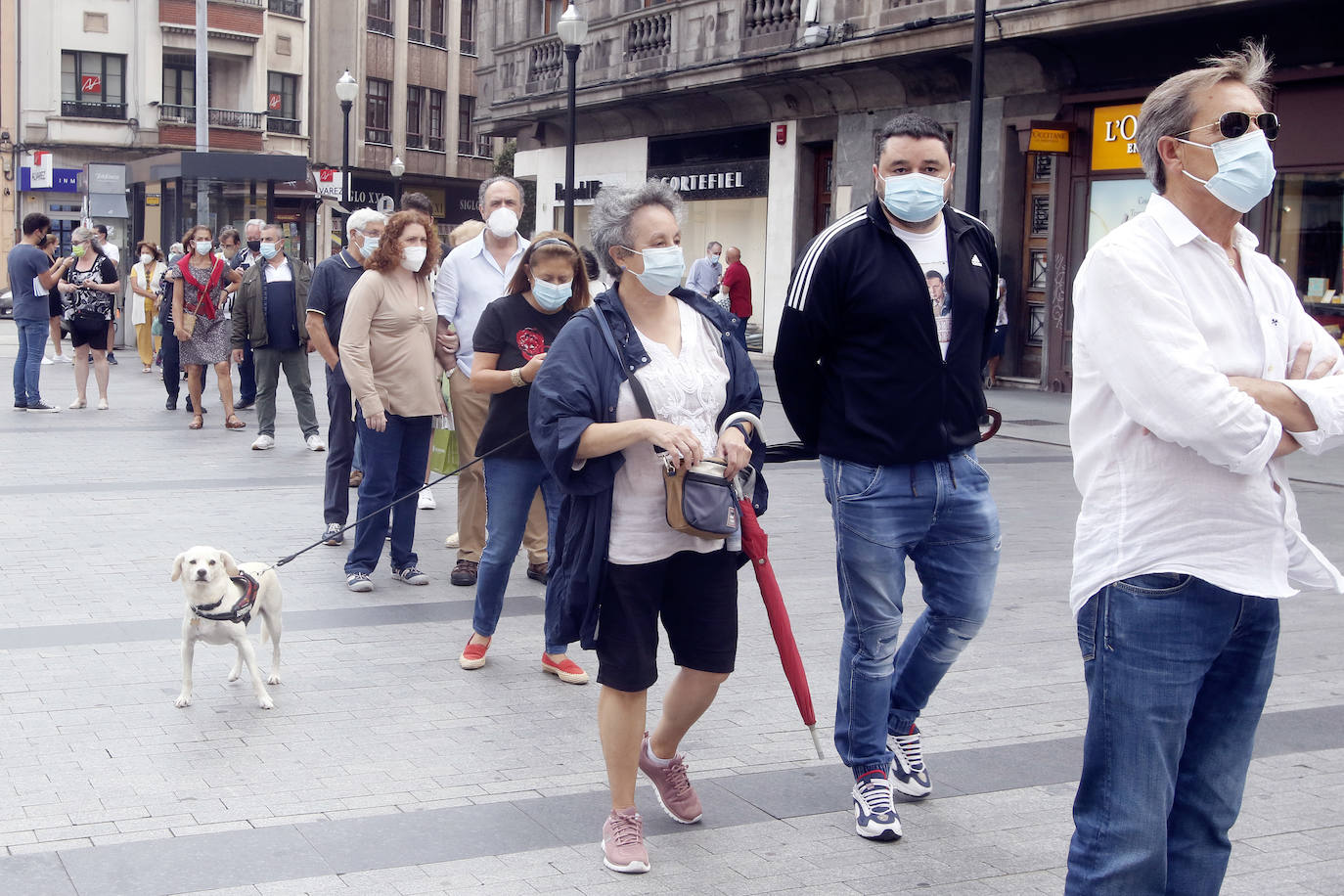 Largas colas para firmar contra el fin de la feria taurina de Gijón