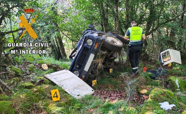 Fallece un octogenario al volcar su coche en una pista forestal en Somiedo