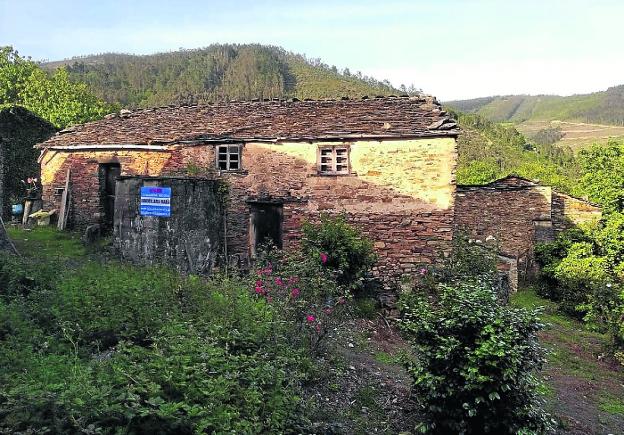 Una vecina de El Franco vende un pueblo entero en Pontenova