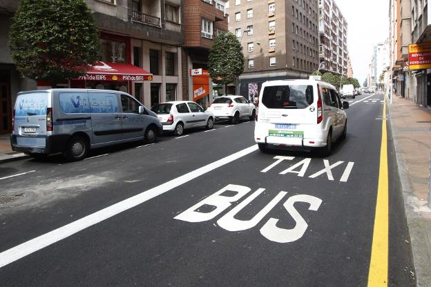 Martín afirma que aumentará el número de carriles exclusivos para buses y taxis