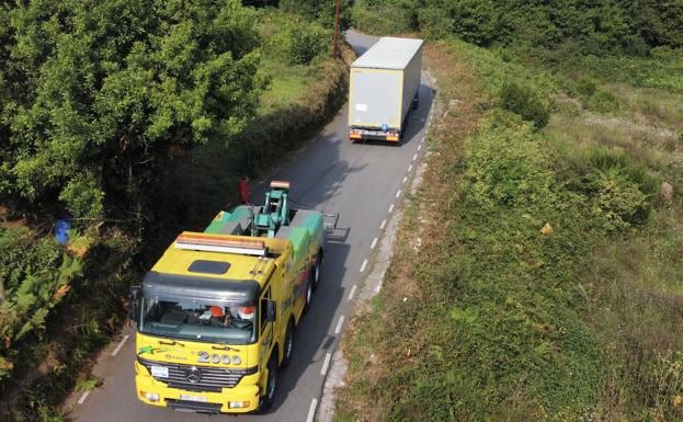 Segundo camión que queda atrapado en el mismo pueblo de Gijón en dos semanas