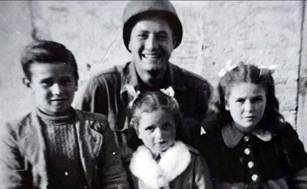 Rescató a tres niños de los nazis en la Segunda Guerra Mundial y los reencuentra 70 años después