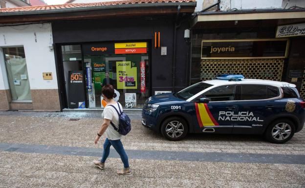 Dos encapuchados asaltan una tienda de telefonía en Pola de Siero