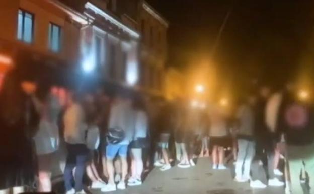 Una aglomeración de jóvenes en Somió acaba con tres detenidos y sanciones por botellón