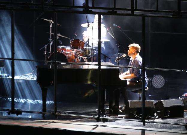 El pop melódico de Pablo López seduce en el Niemeyer