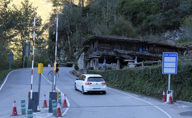 La carretera a los Lagos de Covadonga, cortada desde el martes por la noche por la llegada de la Vuelta a España