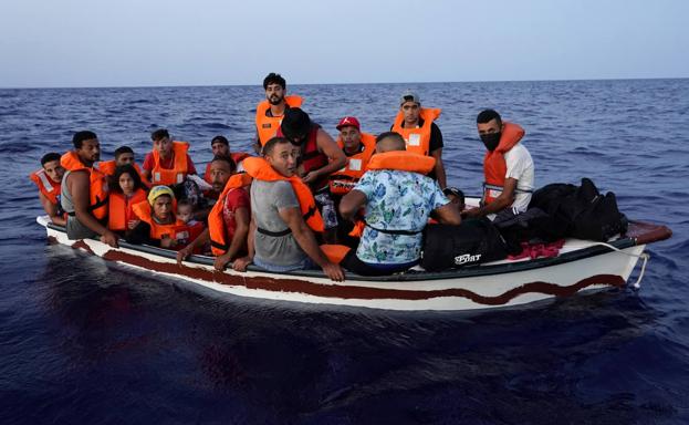 Un millar de inmigrantes llega a Italia durante el fin de semana