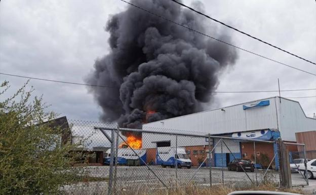 Dos heridos en el impresionante incendio de una nave de gestión de residuos de Fonciello