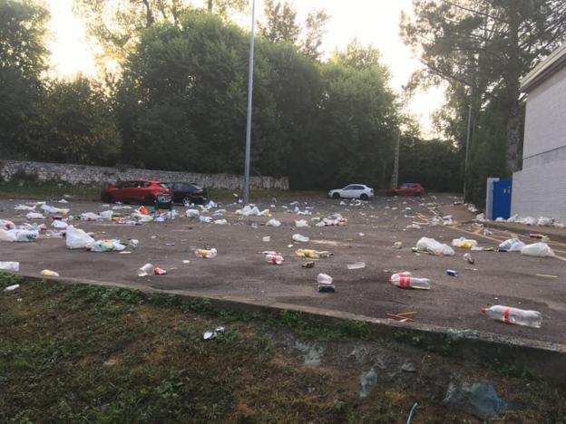 Destrozos en La Cebera por macrobotellones