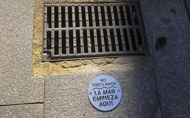 «Por favor, echad las colillas y la basura a la papelera»