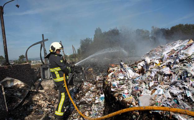 Los bomberos sofocan las últimas llamas del incendio en la nave de Llanera