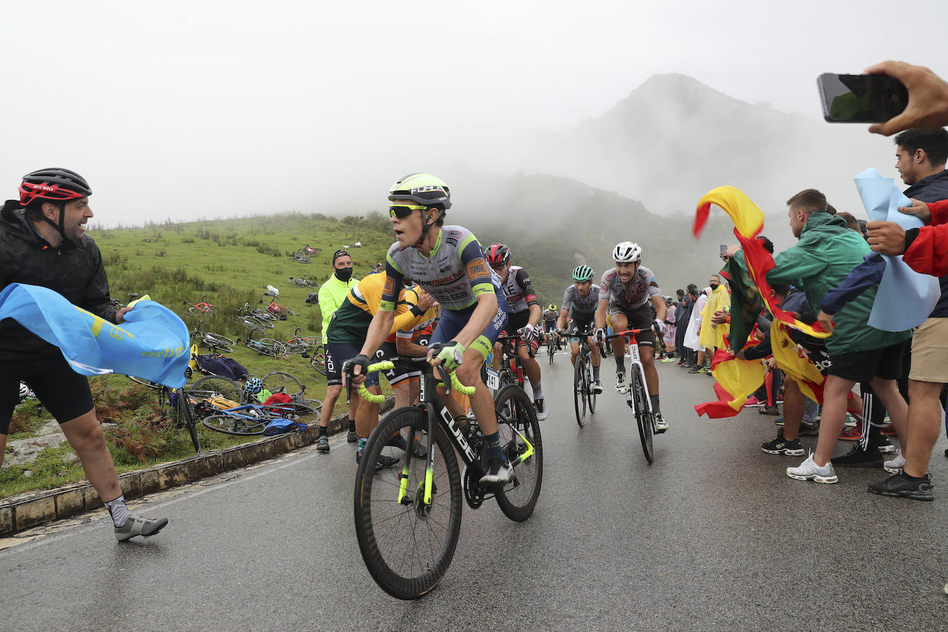 Emoción en la Vuelta a su paso por los Lagos de Covadonga