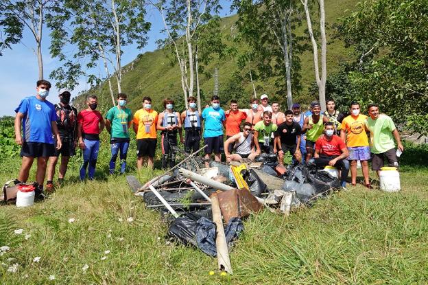 Las empresas de canoas instan a las administraciones a limpiar el Sella con regularidad