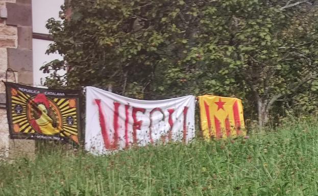 Pancartas en la casa de Rocío Monasterio en Ponga: «Pretenden que nos sintamos acosados»