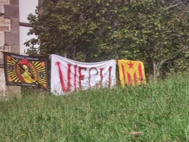 Pancartas en la casa de Rocío Monasterio en Ponga: «Pretenden que nos sintamos acosados»