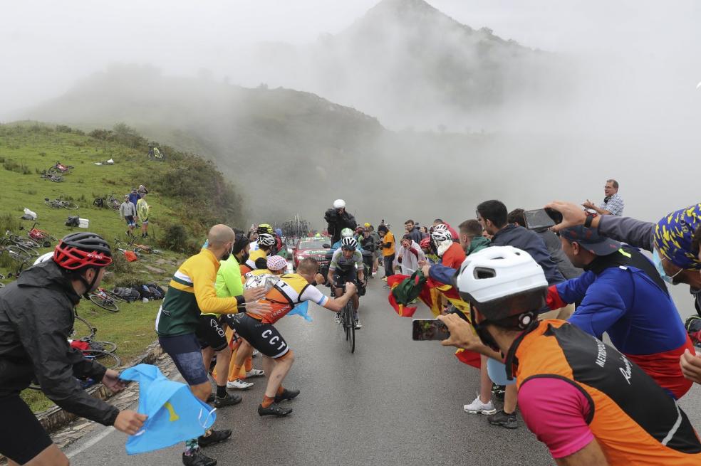Asturias arropa con su color a la Vuelta