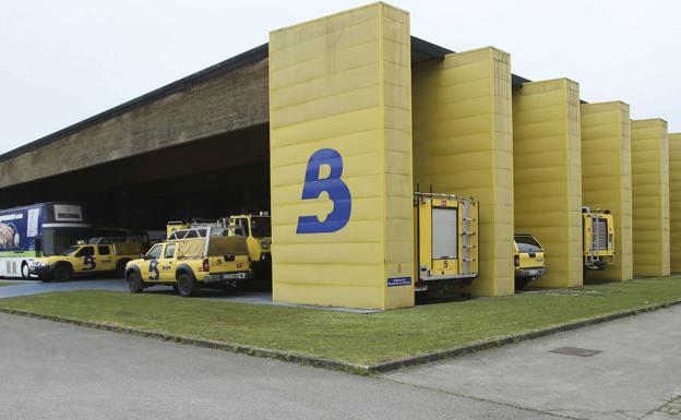 Un hombre de 78 años, herido tras volcar su coche en Nava