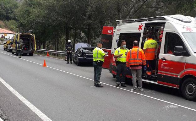 Un hombre de 70 años, herido en una salida de vía en Tineo