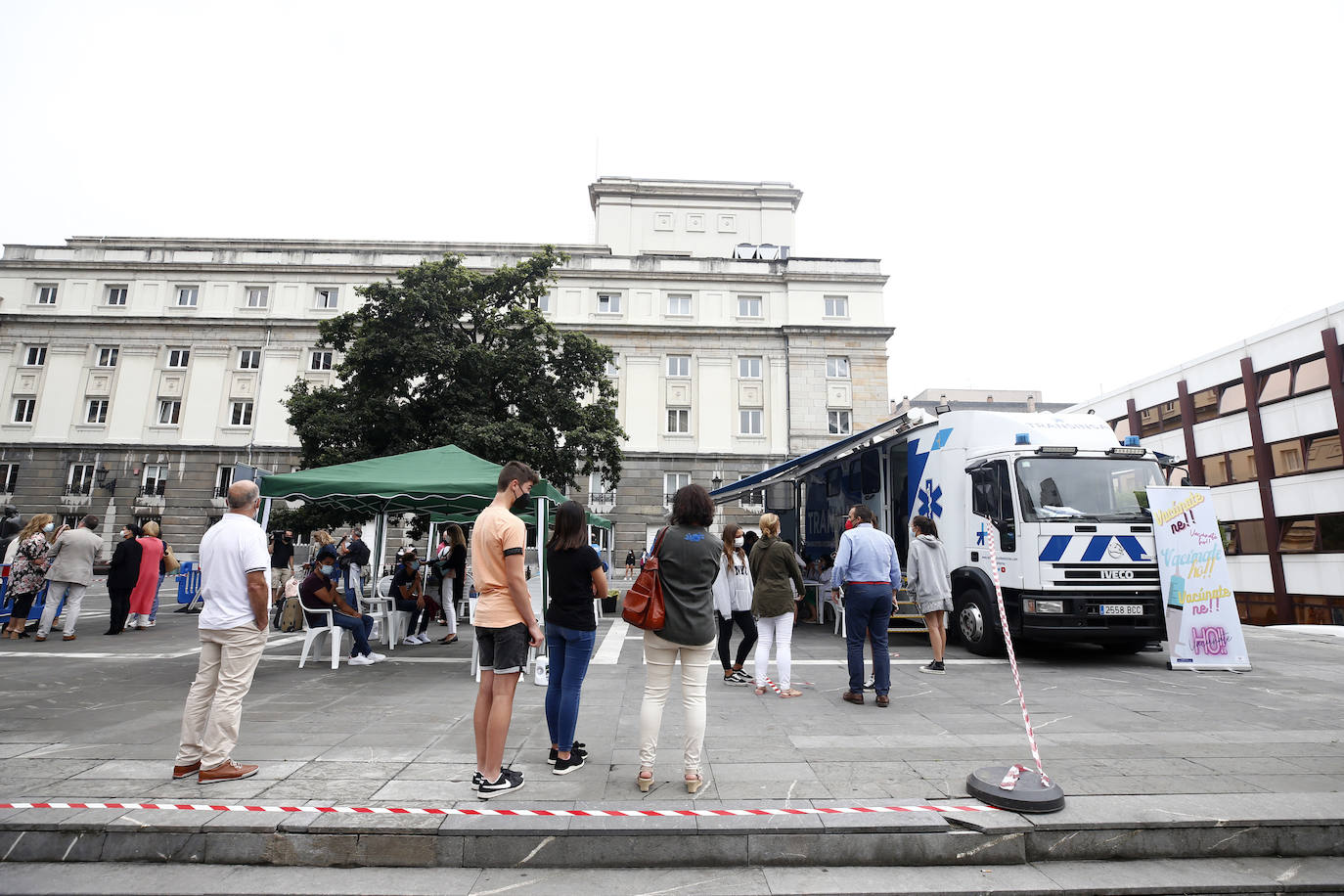 Cientos de asturianos acuden a vacunarse sin cita previa