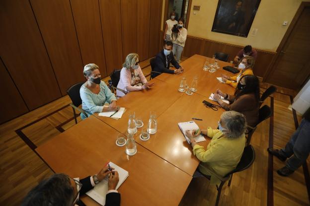 La alcaldesa deja claro a las peñas que no habrá más ferias taurinas en Gijón