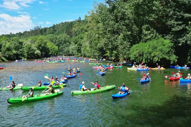 Los pescadores del Sella piden regular el río ante la «enorme masificación» de canoas