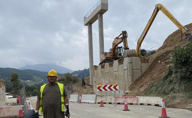 «Llevamos un mes de obras en Salas y todavía no conocemos ningún plazo»