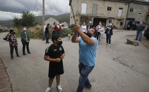 Campanadas para celebrar el premio al Pueblo Ejemplar de Asturias