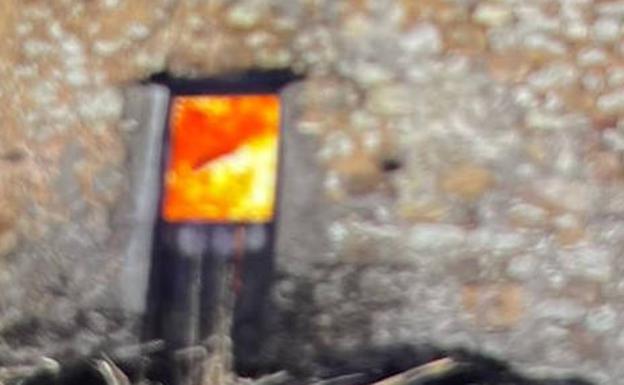 Un incendio calcina una cuadra en Cangas de Onís