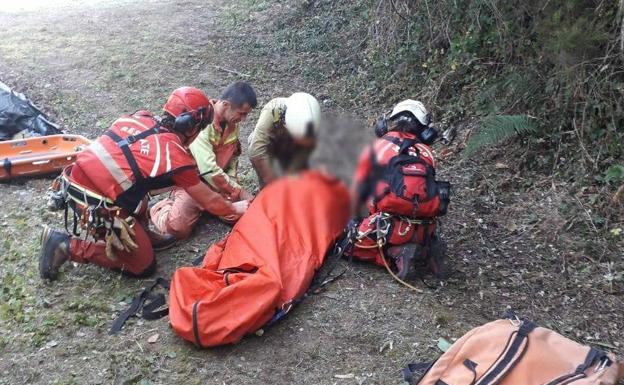 Herido leve pese a caer de más de sesenta metros por un talud en Cangas del Narcea