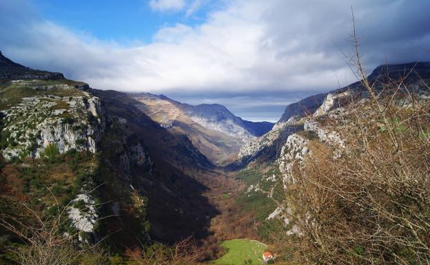 Mueren dos senderistas tras despeñarse cuando realizaban una ruta en Collados del Asón