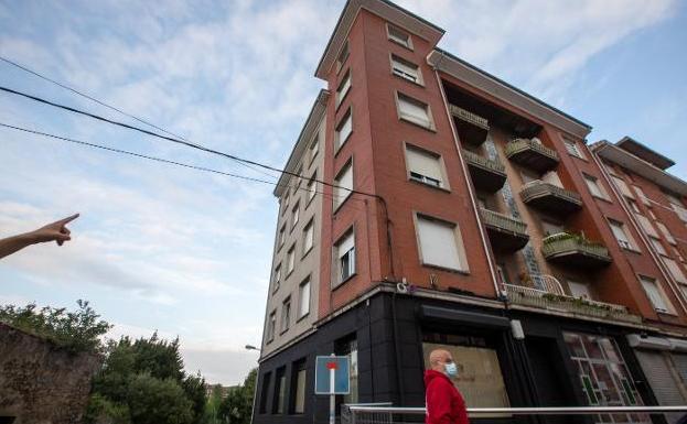 Fallece el niño de cinco años que se precipitó desde un segundo piso en El Pozón, Avilés