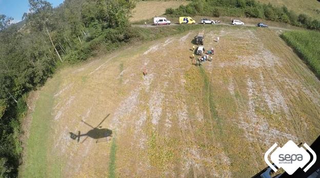 Un herido muy grave al salirse su coche de la calzada en Valdés