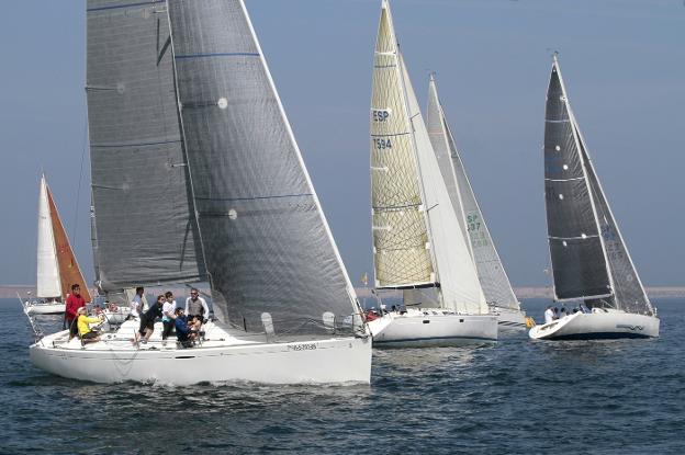 El 'Great Sailing One' manda en la Regata Villa de Gijón