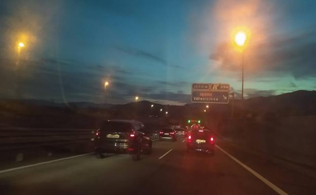 Atascos kilométricos en la autovía a la altura de Villaviciosa