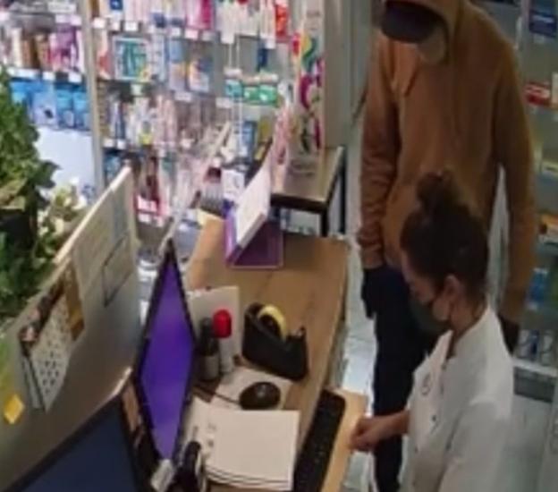 Atraca una farmacia de Turón armado con un gran cuchillo y se lleva 700 euros