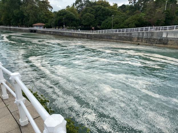 Avistamiento de manchas de espuma en el cauce del Piles