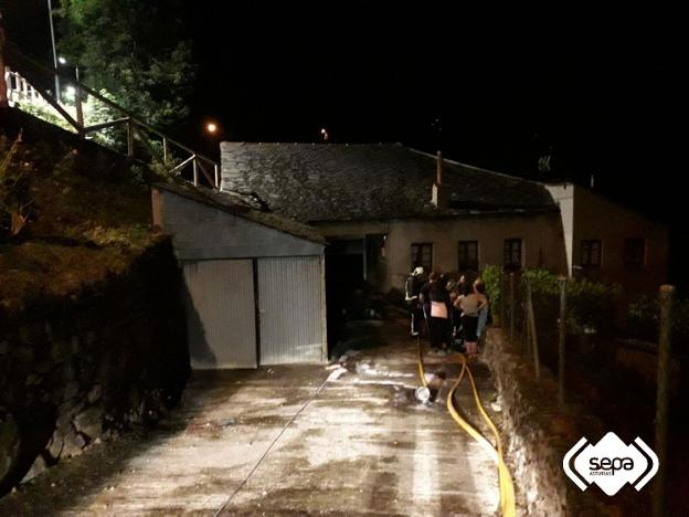 Un incendio calcina un coche en Rebollar
