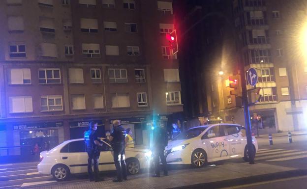 Un conductor ebrio embiste a otro coche de madrugada en Gijón