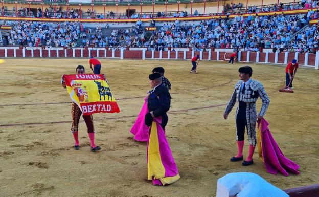 El Fandi saca una bandera en el coso de Valladolid pidiendo libertad para los toros en Gijón