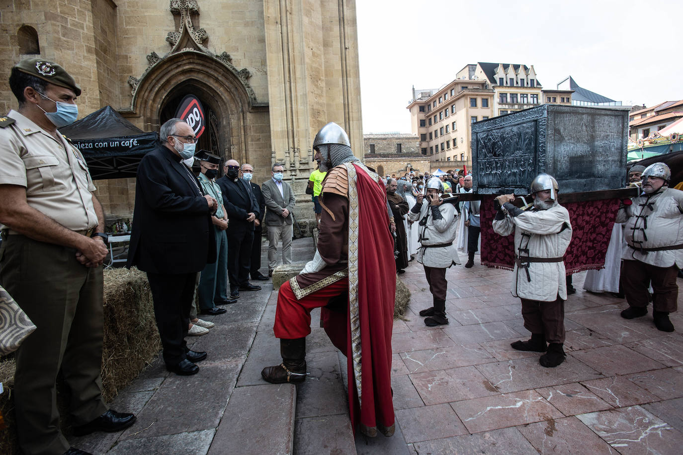 La Hermandad de Estudiantes recrea el traslado del Arca Santa