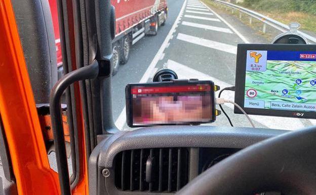 Sorprenden en Navarra al conductor de un tráiler circulando drogado y viendo una película porno