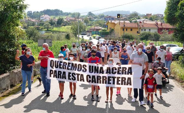 Los vecinos de Loroñe, en Colunga, cortan la carretera para exigir una acera hasta La Isla