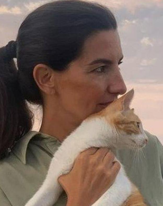 La especial dedicatoria de Rocío Monasterio con su gato 'Feminista' a la alcaldesa de Gijón