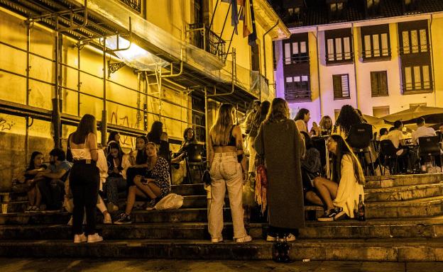 Segunda noche de San Mateo con botellones en las plazas de El Antiguo