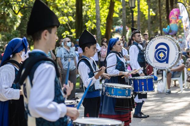 El folclore anima el paseo de la Rosaleda