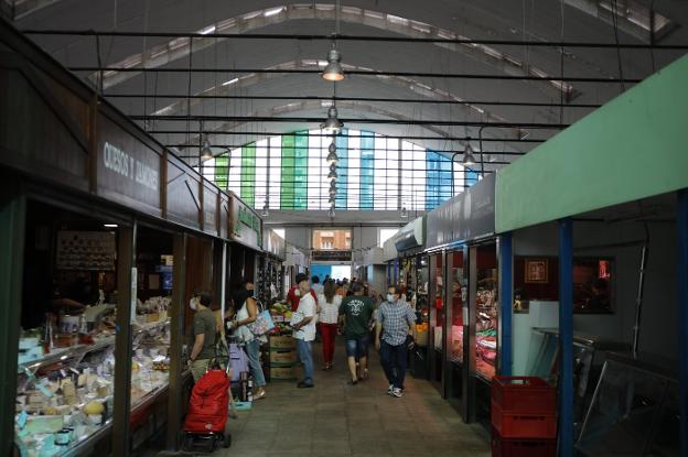 «El mercado semanal tiene que volver al centro de La Felguera»