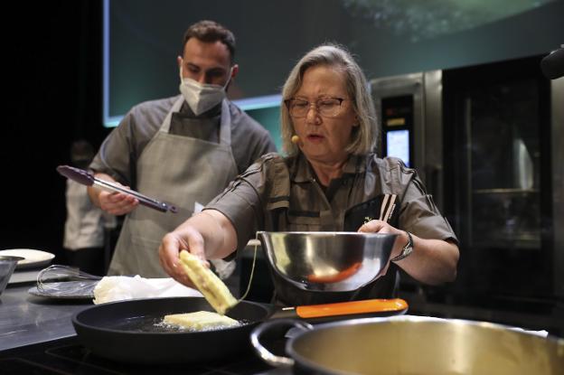 La reconocida cocinera lusa Justa Nobre cocina en Gijón su sopa de centolla y torrijas