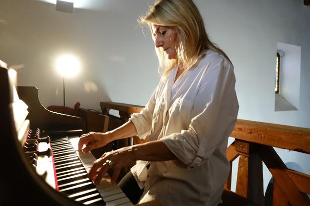 El antiguo armonio de la iglesia de Colombres vuelve a sonar