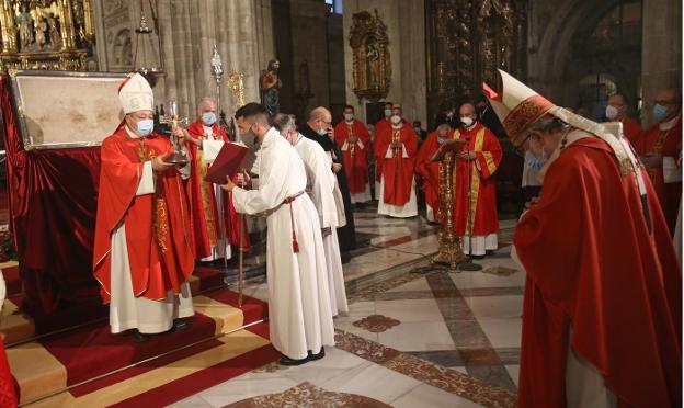 La Iglesia inicia el Jubileo con «el recuerdo de la consagración del primer altar de la Catedral»