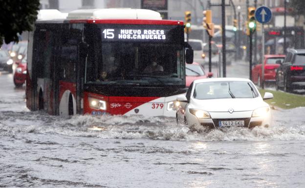 Gijón y Avilés registran inundaciones por las fuertes lluvias